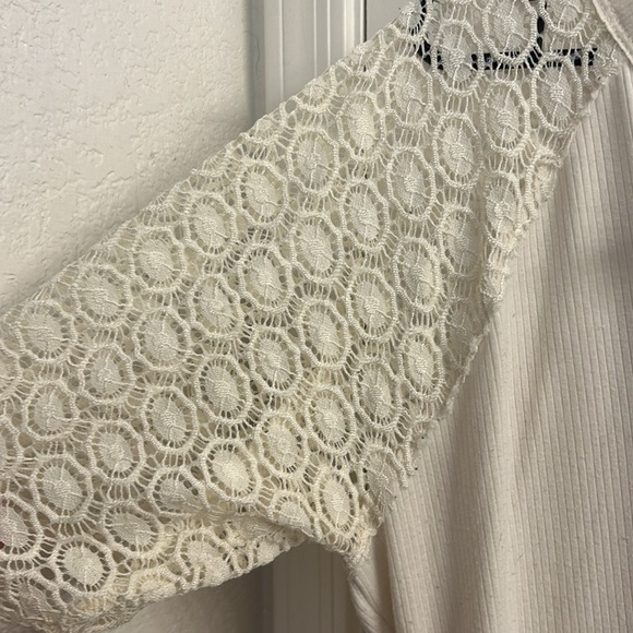 Torrid Cream Lace Sleeve Top.NWOT,Size 2. Fantastic condition. - Picture 3 of 3